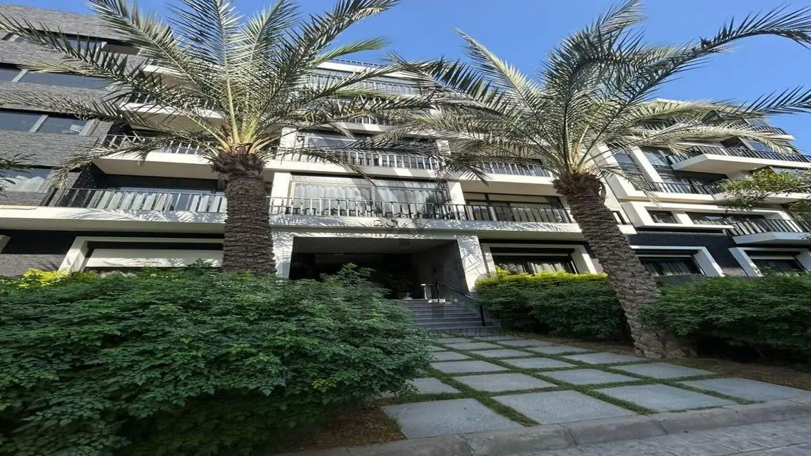 Luxury Waterfront Villa in New Cairo