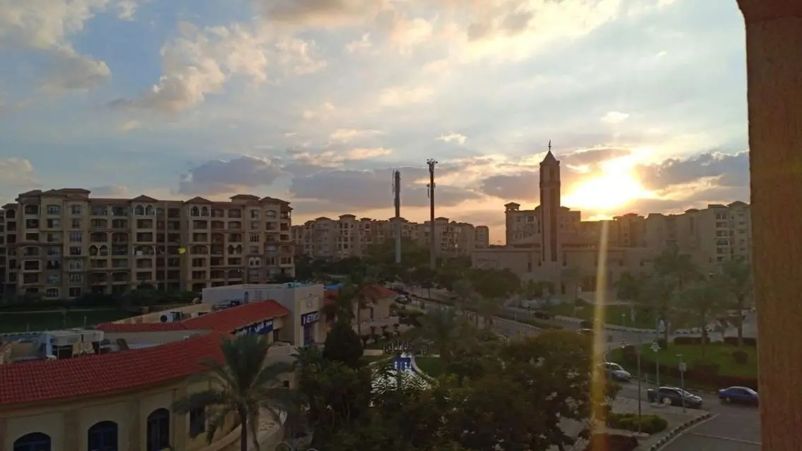 شقة فاخرة مع شرفة وحارس أمن للبيع