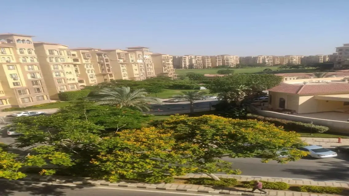 شقة فاخرة مع شرفة وحارس أمن للبيع