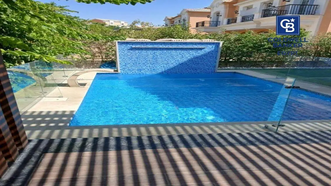 شقة رائعة للبيع بمساحة متر مع حديقة خاصة