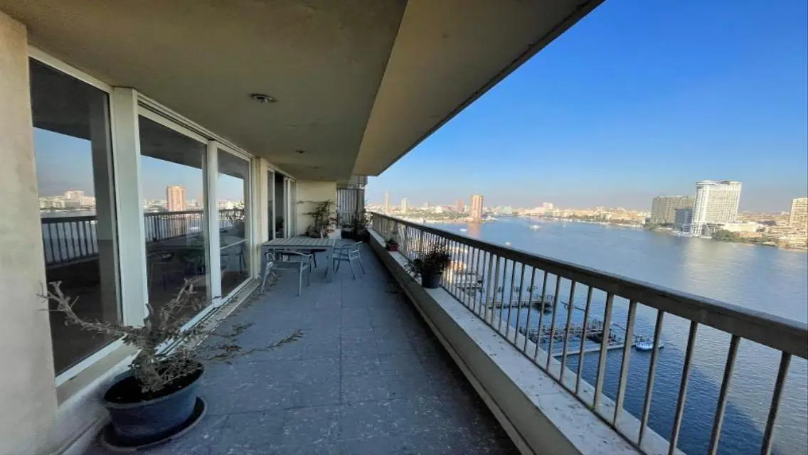 Luxury Apartment with Stunning Lake View