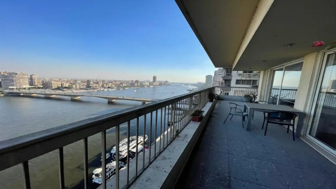 Luxury Apartment with Stunning Lake View