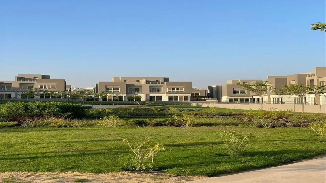 فيلا فاخرة مع حديقة ومسبح خاص للبيع