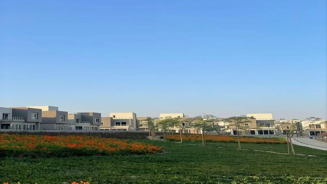 فيلا فاخرة مع حديقة ومسبح خاص للبيع