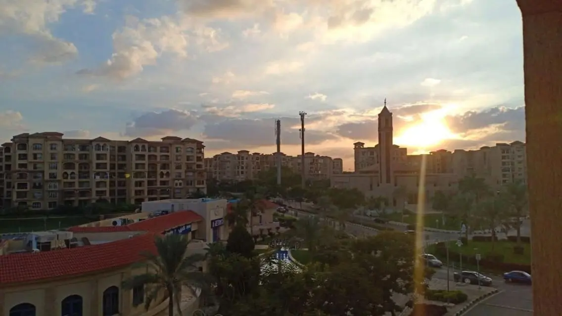 شقة رائعة مع شرفة وخدمات أمنية في مدينة مدينتي