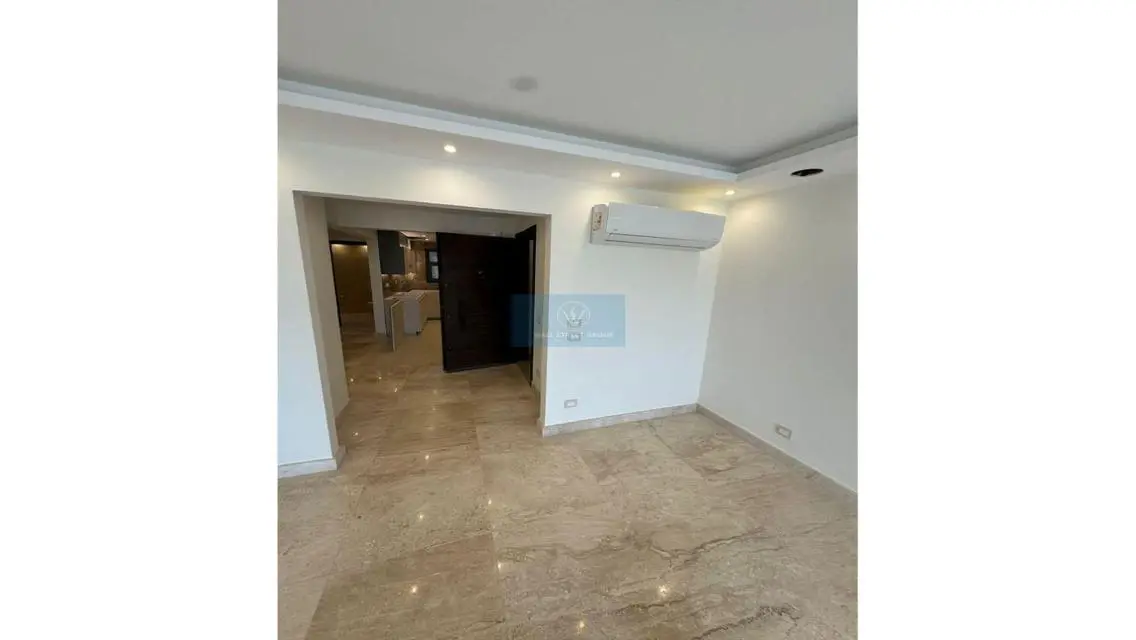 شقة فاخرة للبيع overlooking بحيرات