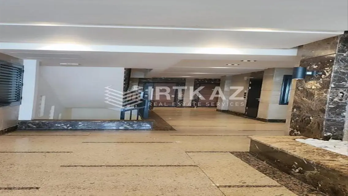 Luxurious 3-Bedroom Apartment with Lake View