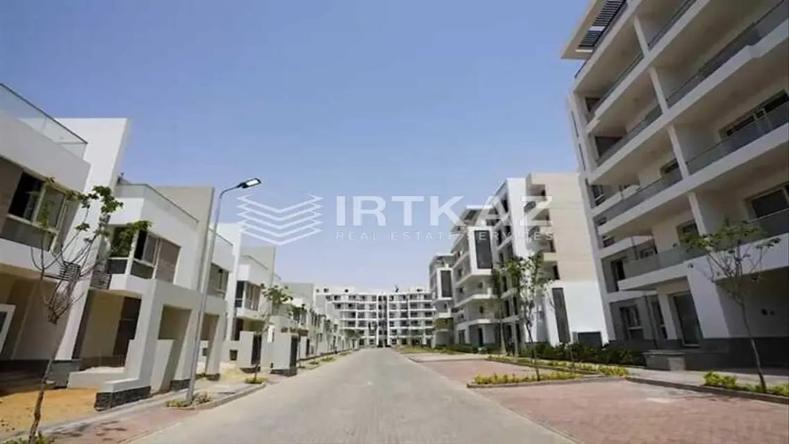 Luxurious 3-Bedroom Apartment with Lake View
