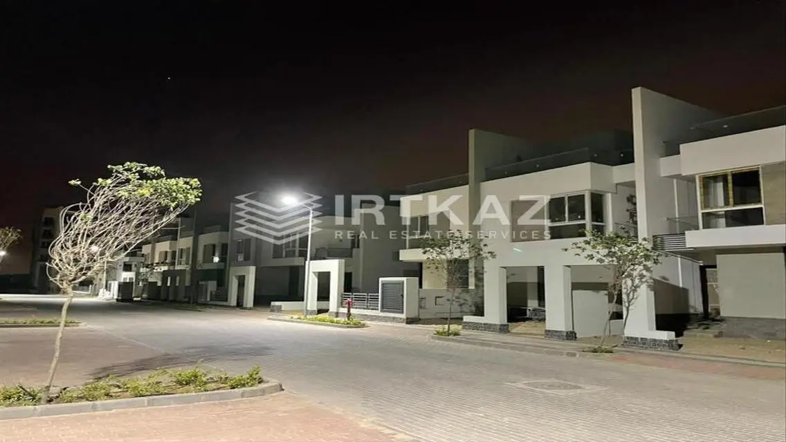 Luxurious 3-Bedroom Apartment with Lake View