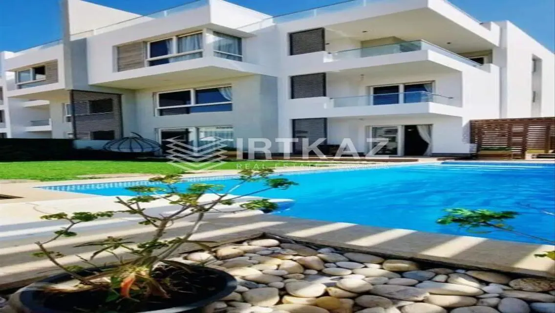 Luxurious 3-Bedroom Apartment with Lake View