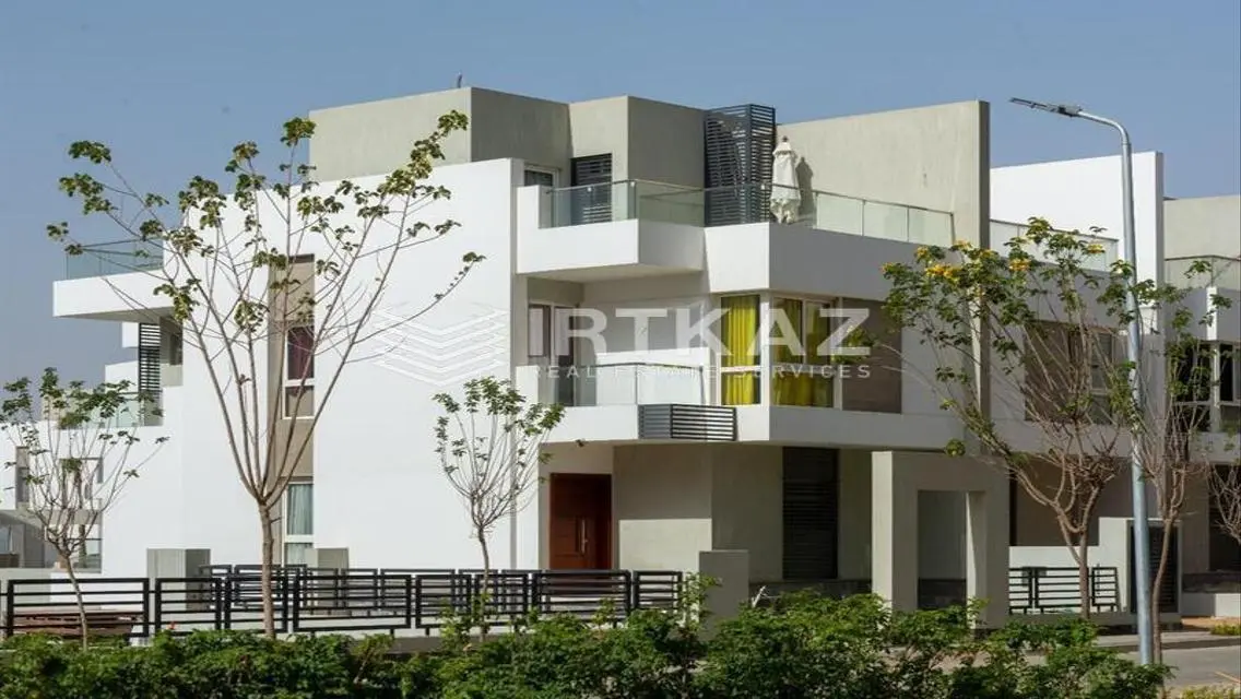 Luxurious 3-Bedroom Apartment with Lake View