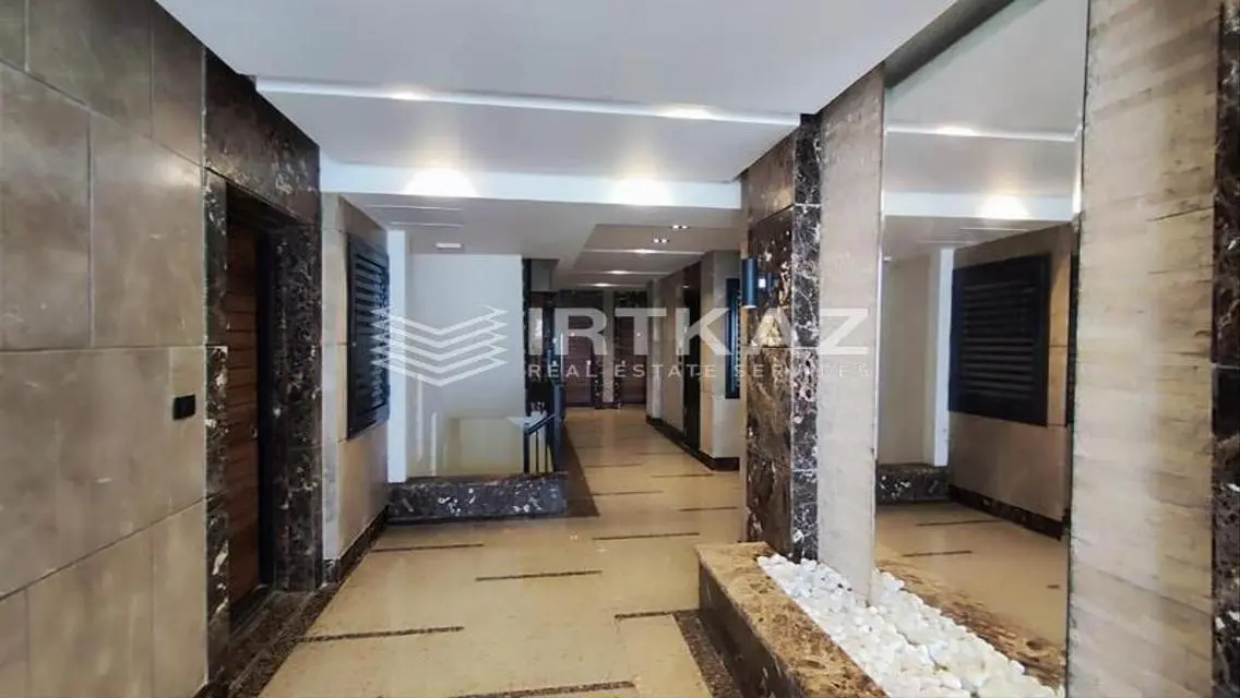 Luxurious 3-Bedroom Apartment with Lake View