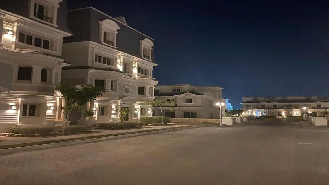 شقة زاوية 165م مطلة على البحيرة في iCity- القاهرة الجديدة