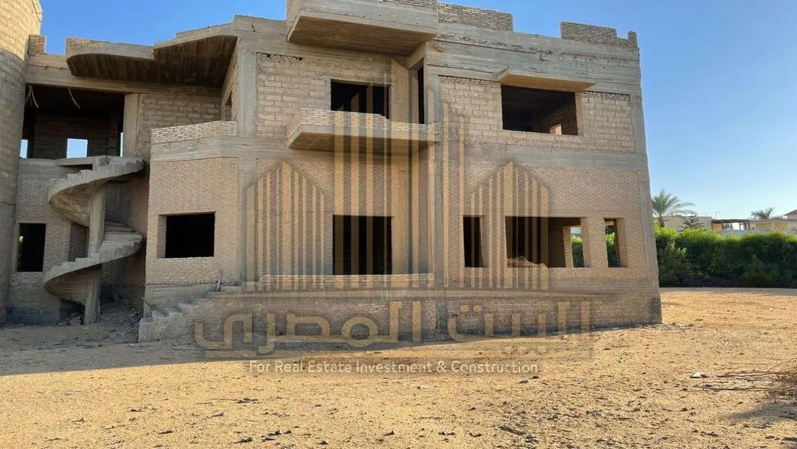 Luxury House with 3000 sqm and Private Garden