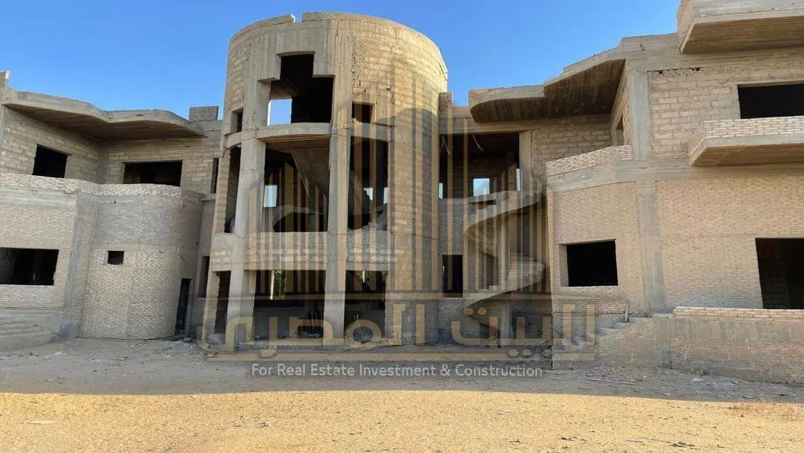 Luxury House with 3000 sqm and Private Garden