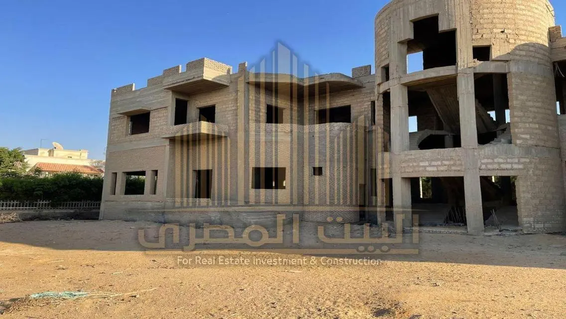 Luxury House with 3000 sqm and Private Garden