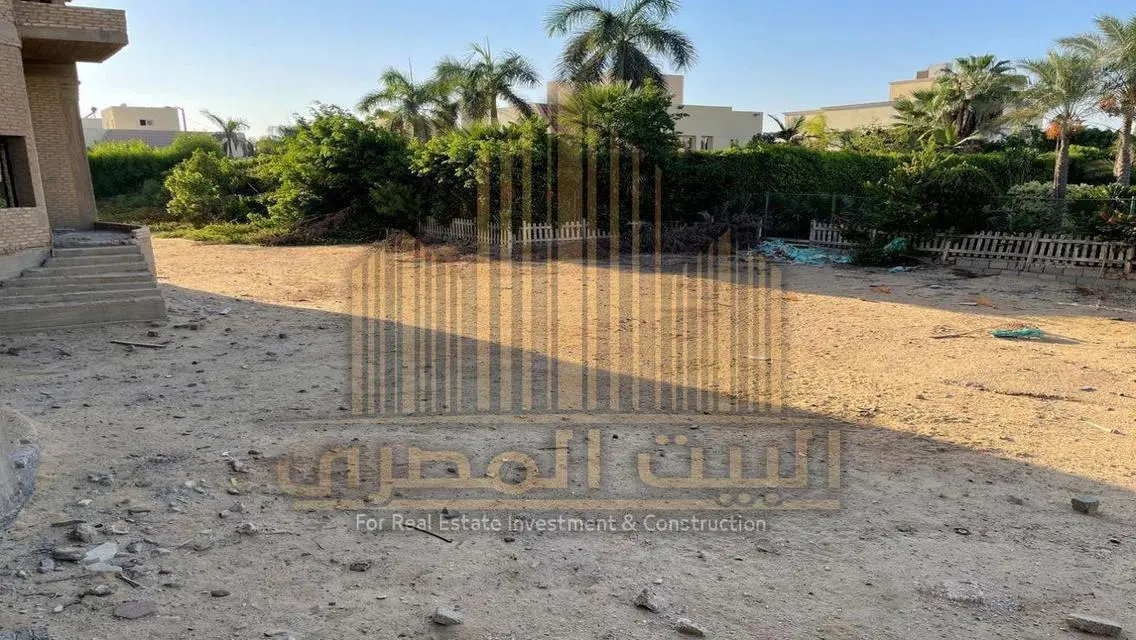 Luxury House with 3000 sqm and Private Garden