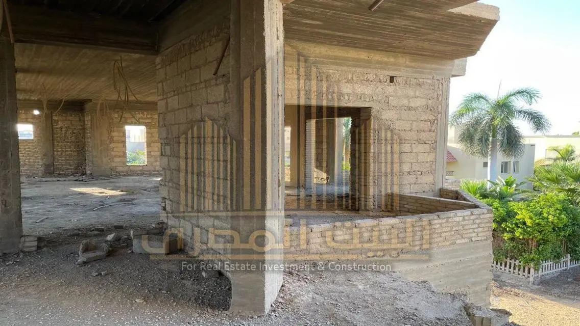 Luxury House with 3000 sqm and Private Garden