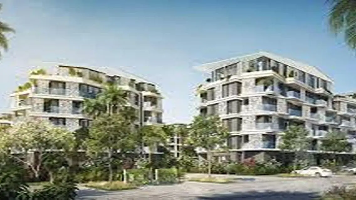 Luxury Apartment Overlooking Lakes in a Prime Location