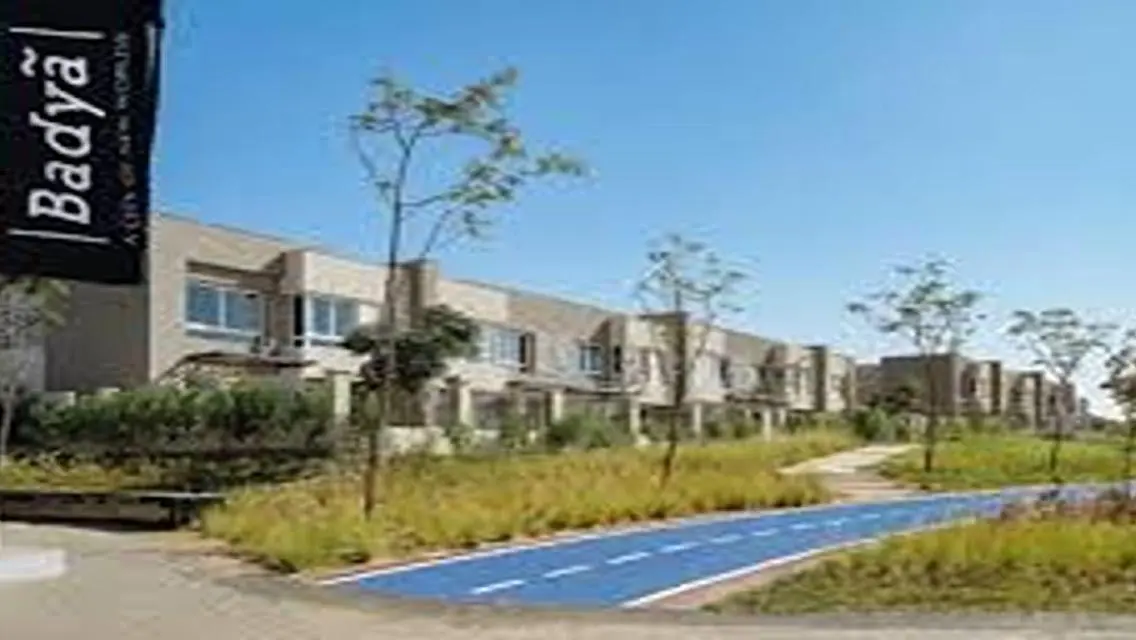 Luxury Apartment Overlooking Lakes in a Prime Location