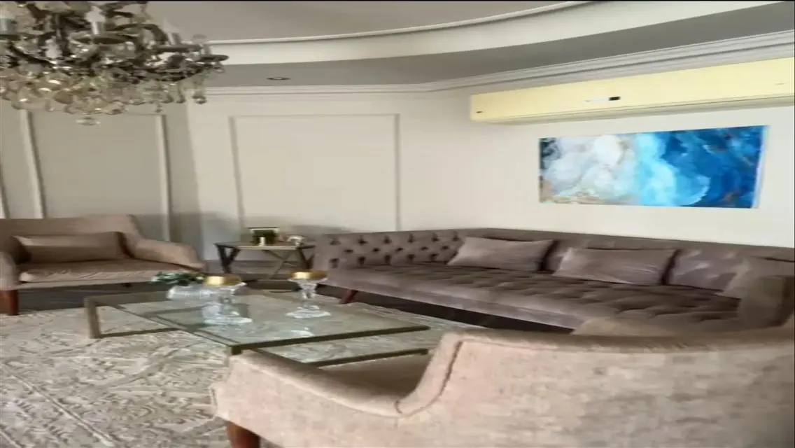 فخامة وراحة في منزل فريد مع مسبح وحديقة خاصة