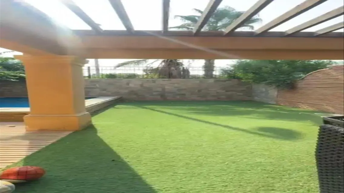 فخامة وراحة في منزل فريد مع مسبح وحديقة خاصة
