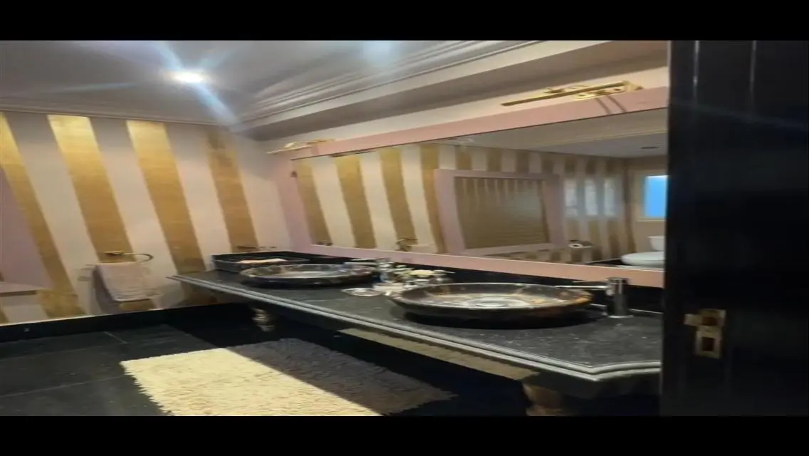فخامة وراحة في منزل فريد مع مسبح وحديقة خاصة