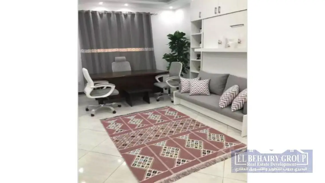 شقة فاخرة للبيع بمساحة واسعة مع شرفة
