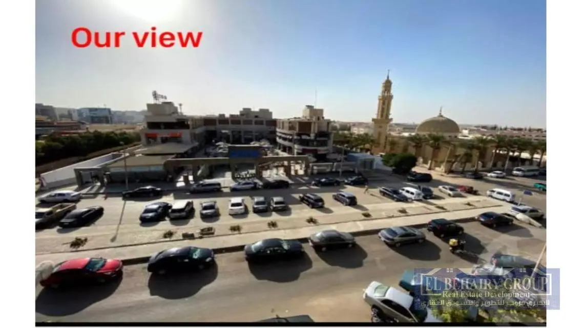 شقة فاخرة للبيع بمساحة واسعة مع شرفة