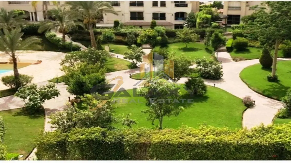 فيلا فاخرة للبيع مع مسبح وحديقة خاصة