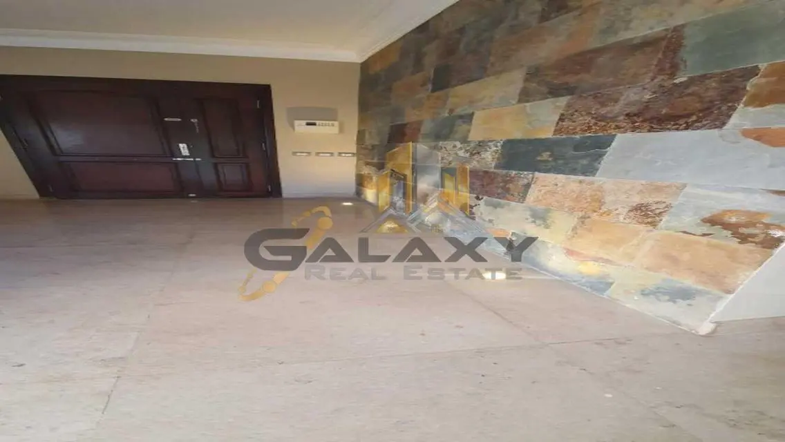 فيلا فاخرة للبيع مع مسبح وحديقة خاصة