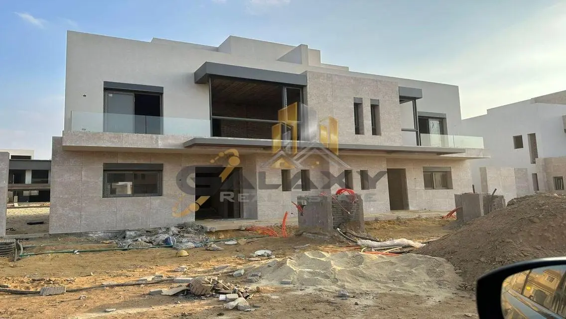 فيلا فاخرة للبيع مع حديقة خاصة ومسبح مشترك