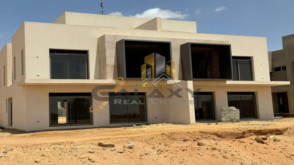 فيلا فاخرة للبيع مع حديقة خاصة ومسبح مشترك