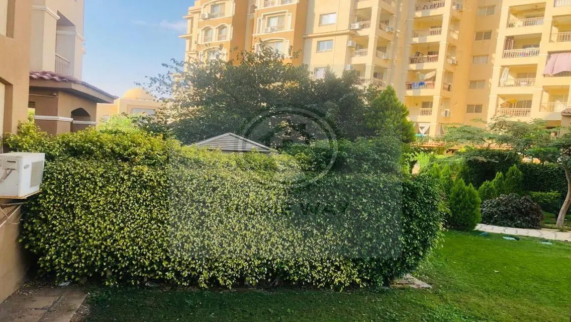 شقة مميزة للإيجار بمساحة 50000 متر مع شرفة وحديقة