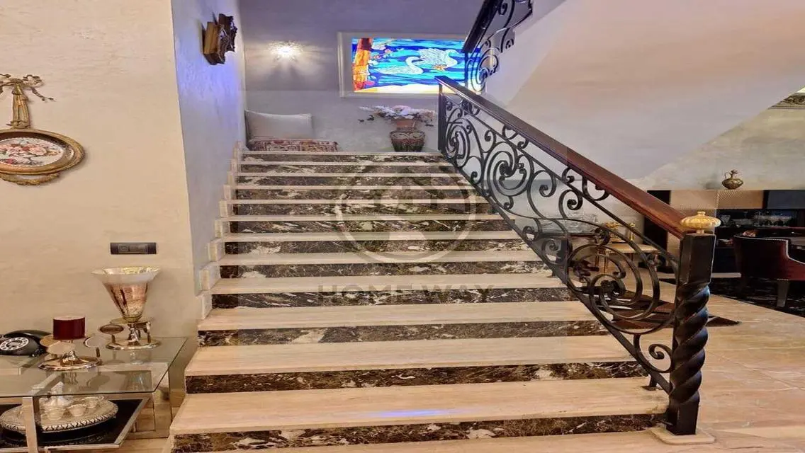 فيلا فاخرة مع حديقة خاصة ومسابح
