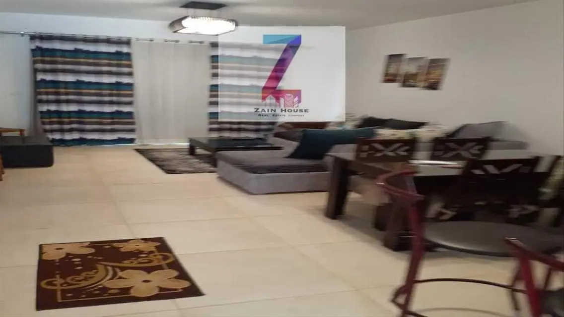 شقة فاخرة بتكييف مركزي وشرفة في قلب المدينة