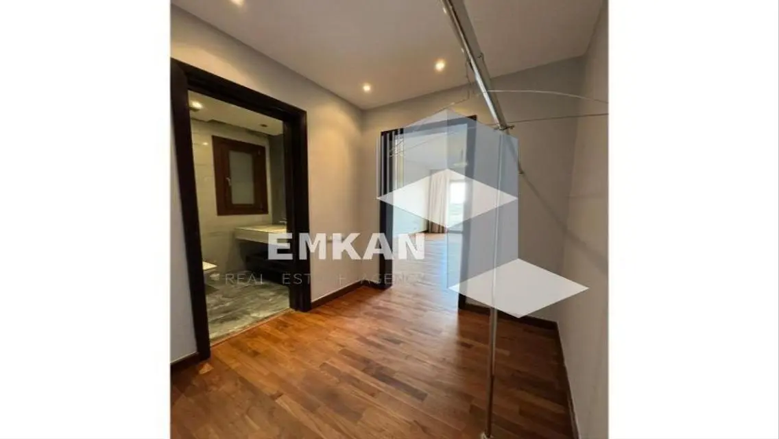 شقة رائعة على مساحة 1553 متر مربع للبيع بسعر 60000