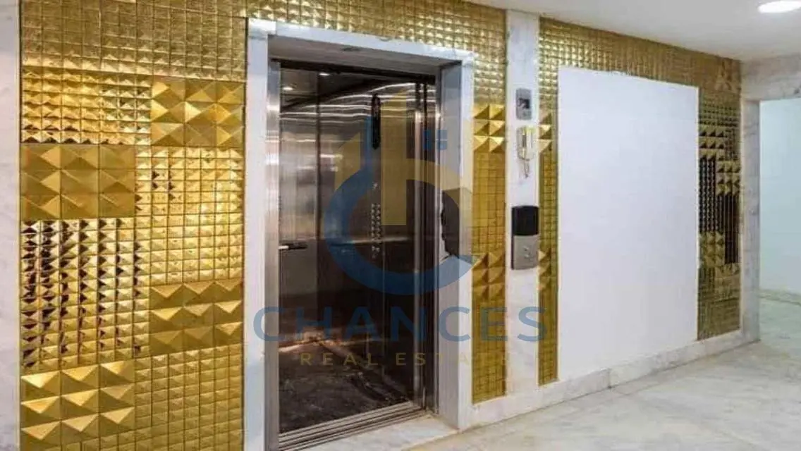 شقة رائعة مع شرفة للبيع