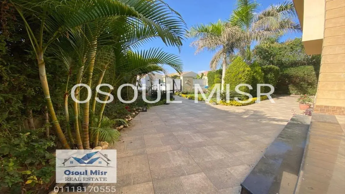 Luxury Apartment with 4 Bedrooms and Private Garden