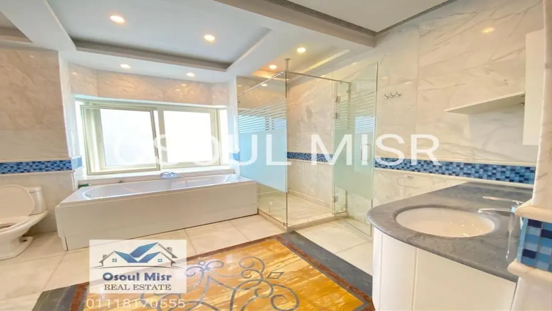 Luxury Apartment with 4 Bedrooms and Private Garden