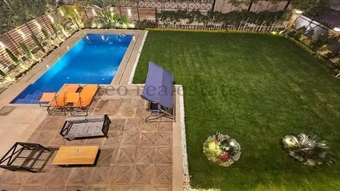 فيلا فاخرة مع حديقة خاصة ومسبح