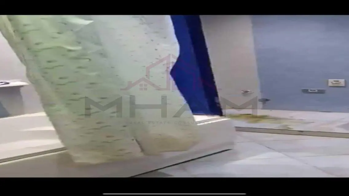 شقة حديثة مع شرفة للبيع بسعر ممتاز