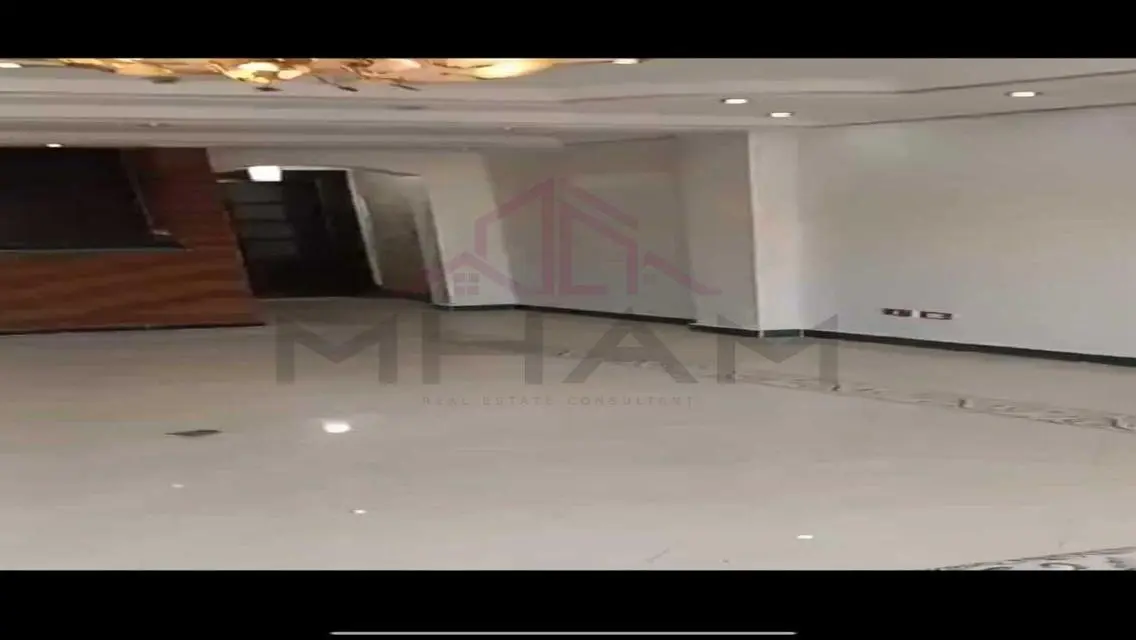 شقة حديثة مع شرفة للبيع بسعر ممتاز