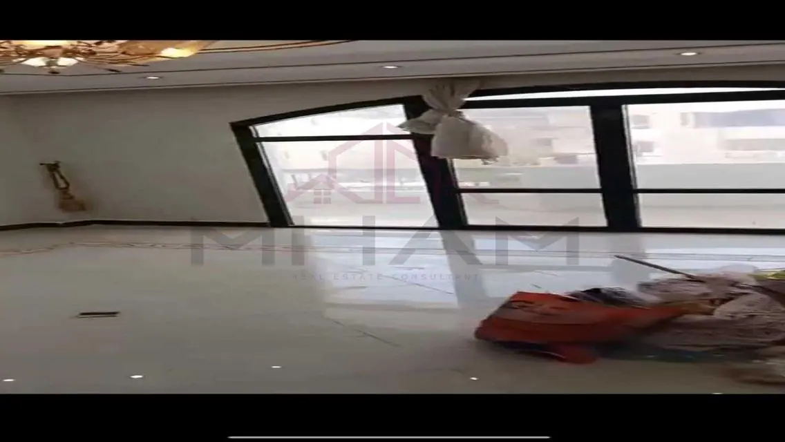 شقة حديثة مع شرفة للبيع بسعر ممتاز