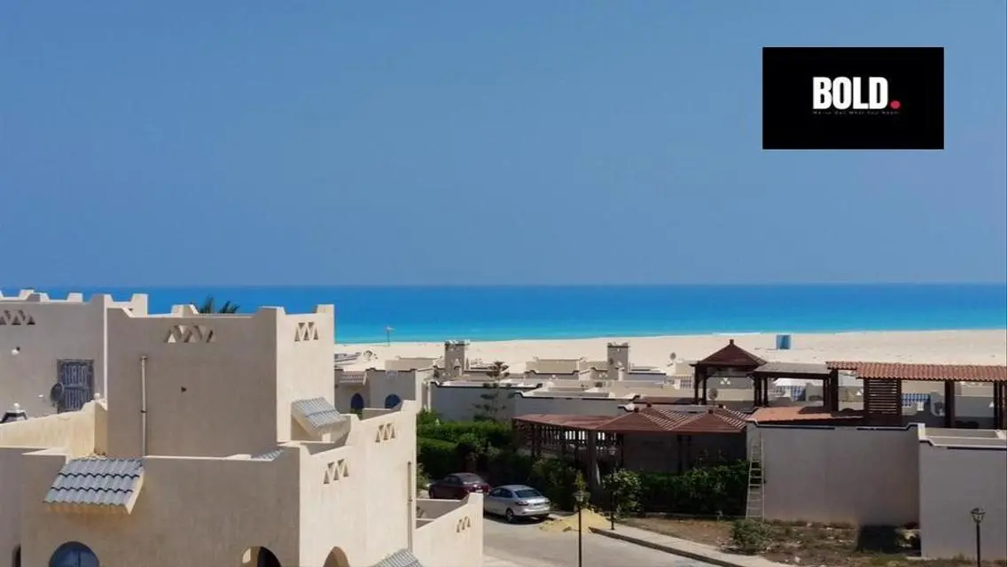 فيلا فاخرة للبيع مع شرفة وحديقة خاصة