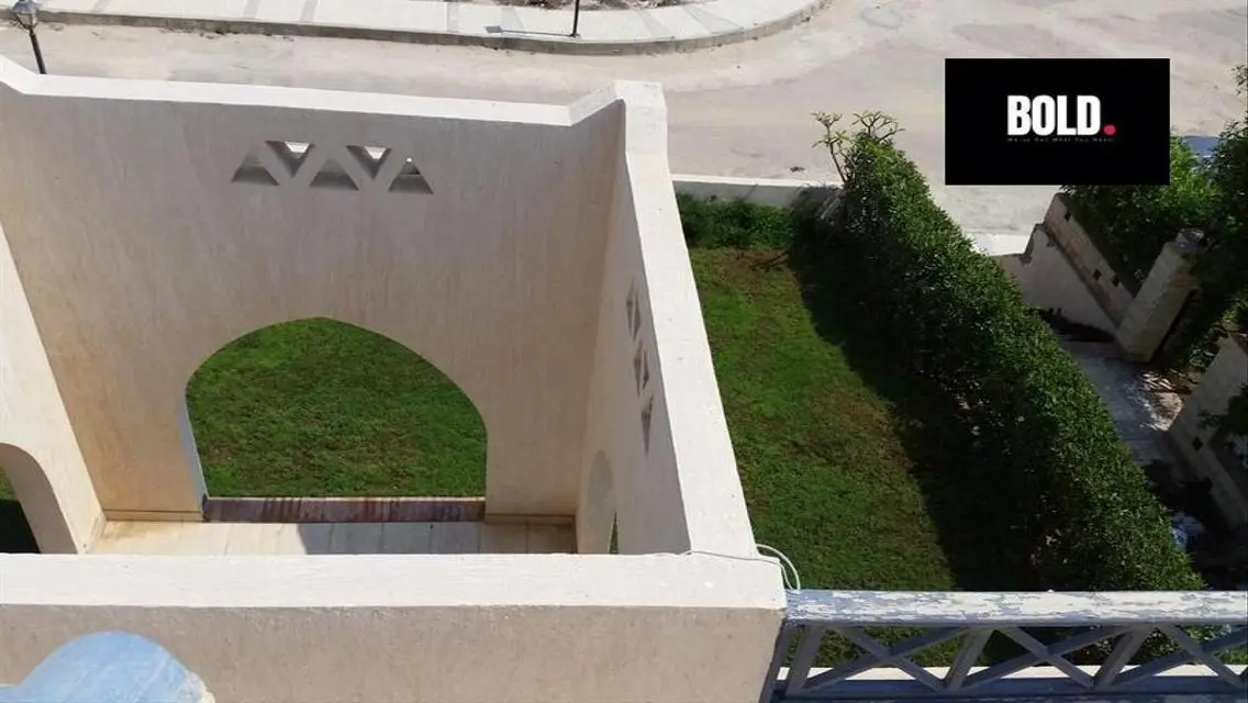فيلا فاخرة للبيع مع شرفة وحديقة خاصة