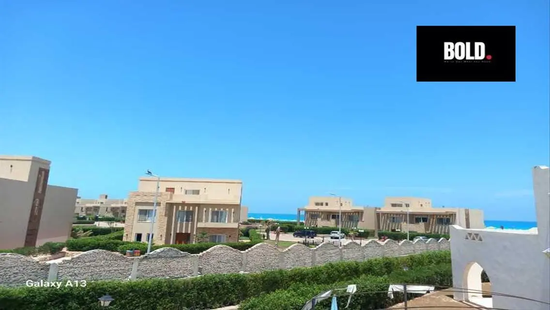 فيلا فاخرة للبيع مع شرفة وحديقة خاصة