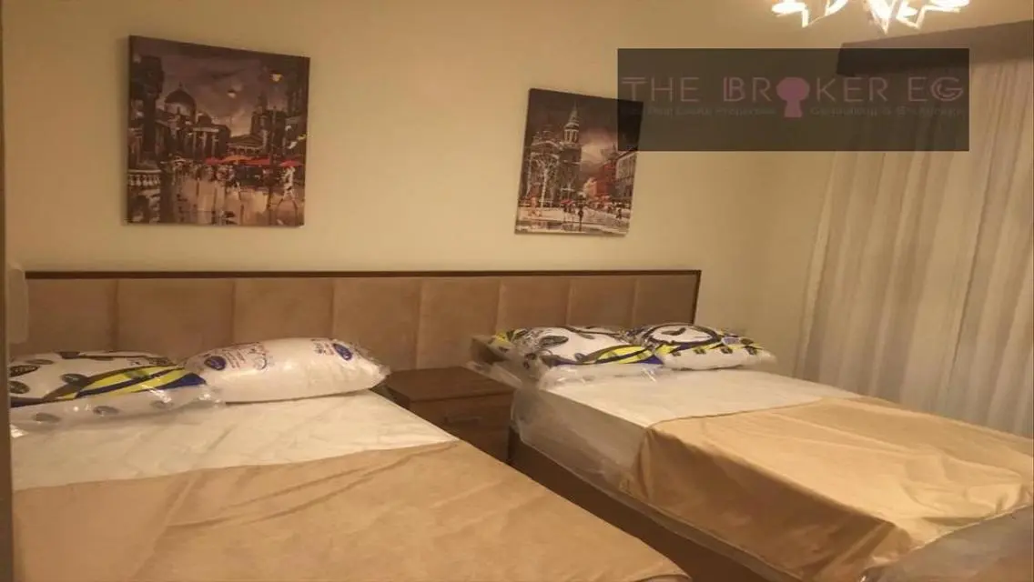 Luxury Apartment Overlooking Lakes with Central Air Conditioning