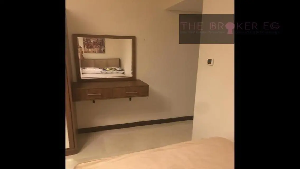 Luxury Apartment Overlooking Lakes with Central Air Conditioning