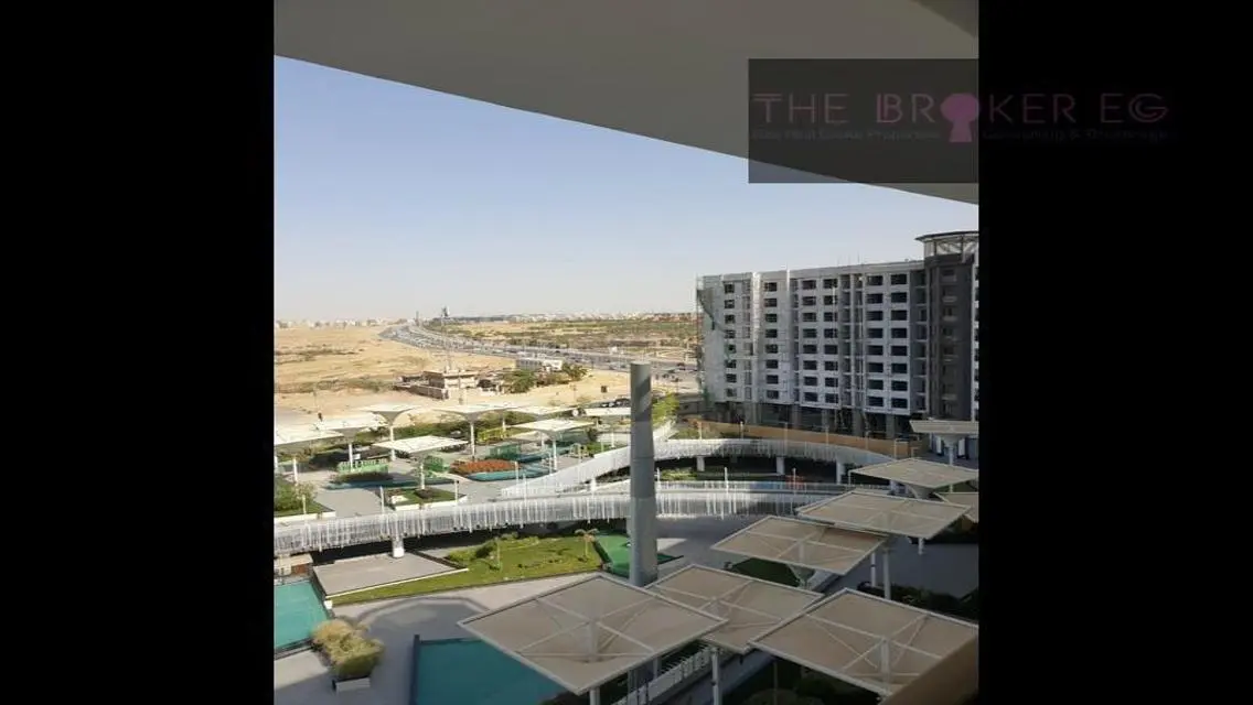 Luxury Apartment Overlooking Lakes with Central Air Conditioning